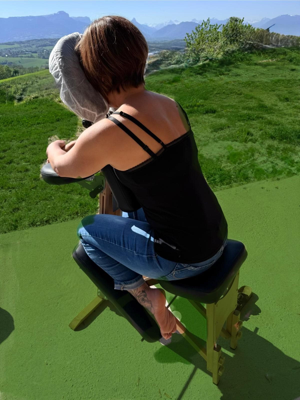 Séance de shiatsu assis avec vue sur les montagnes